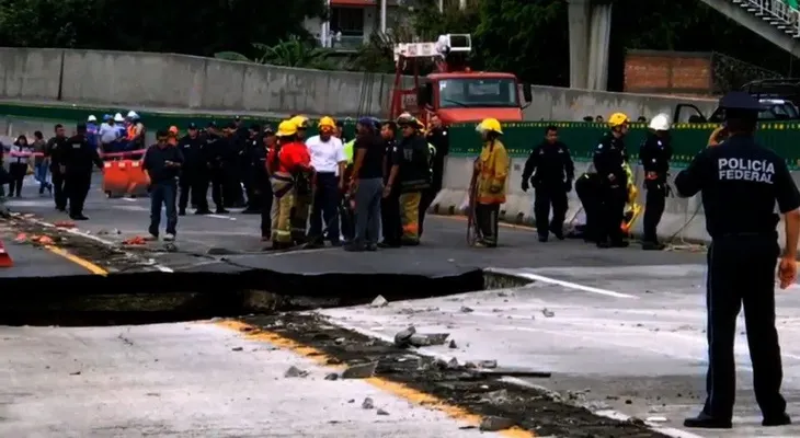 Mueren dos personas en un socavón en una autopista mexicana