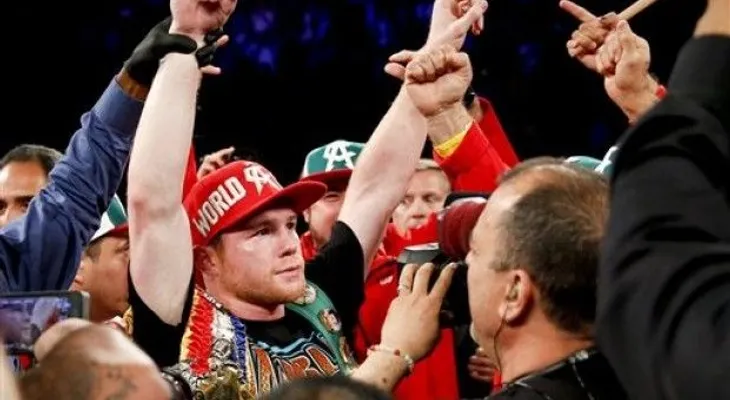 Canelo Álvarez renuncia a su título del CMB