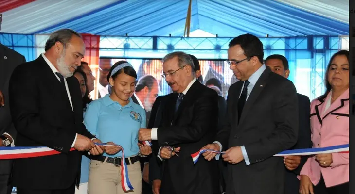 El presidente Danilo Medina entrega dos nuevos centros educativos en Los Tres Brazos, en SDE