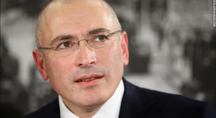 Rusia emite orden de arresto contra exmagnate crítico de Putin