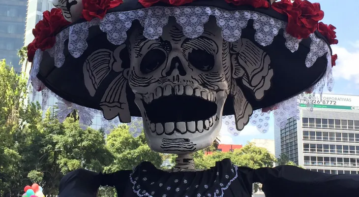 México honra a sus muertos con un desfile basado en la cinta Spectre de James Bond