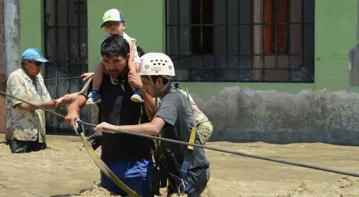 Autoridades de Perú piden precaución por la llegada de más lluvias