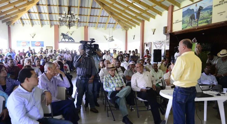 Ministerio de Medio Ambiente presenta plan ambiental para Constanza