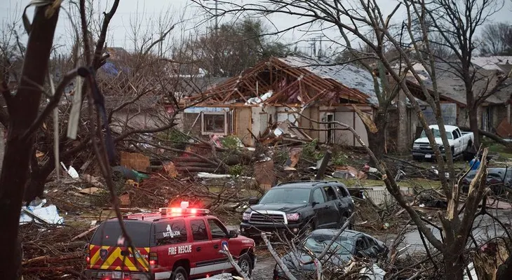 Tormenta sigue activa tras tornado en EE.UU.