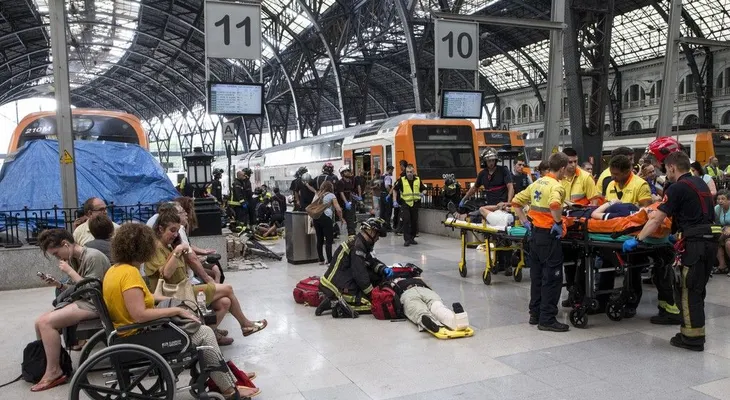 Tren choca en Barcelona; reportan al menos 50 heridos