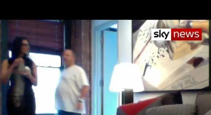 Harvey Weinstein mostrado en un video manoseando a una de las mujeres que lo acusó de violación