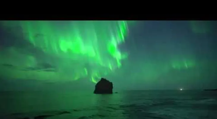 Prepárense para quedarse sin aliento: un dron capta espectacular aurora boreal sobre Islandia
