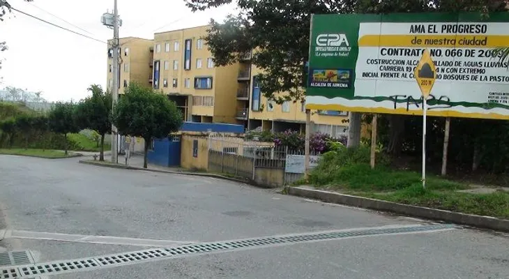 Aguas negras crean caos en cruce "Pintura"