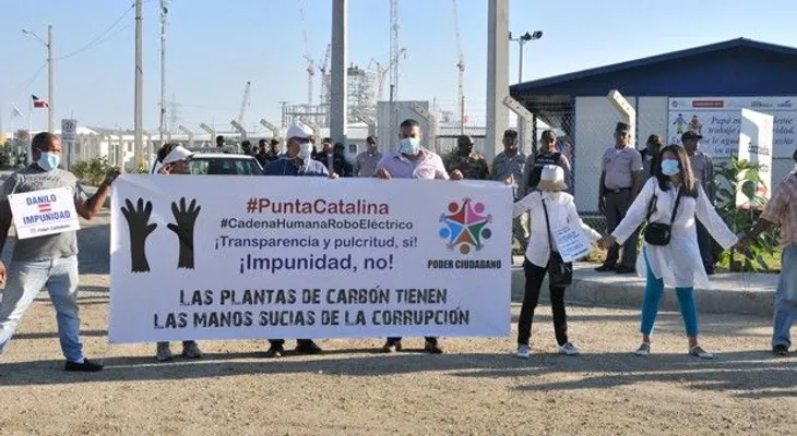 Realizan cadena humana frente a planta a carbón