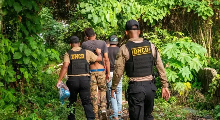 Intercambio de disparos en operativo antidrogas en La Vega deja un herido y varios arrestos