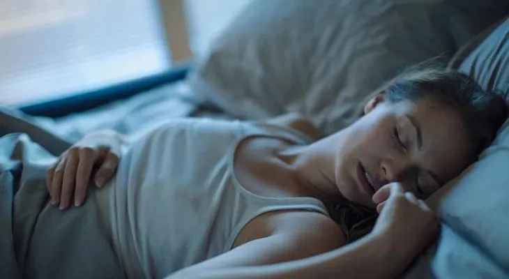Qué significa hablar dormido y porqué algunas personas lo hacen