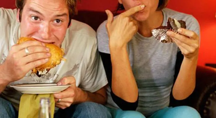 Estudio: TV de acción alienta a comer 