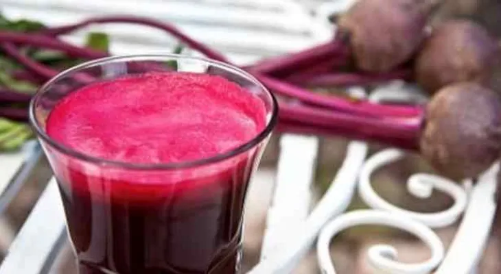 Beber zumo de remolacha reduce la hipertensión