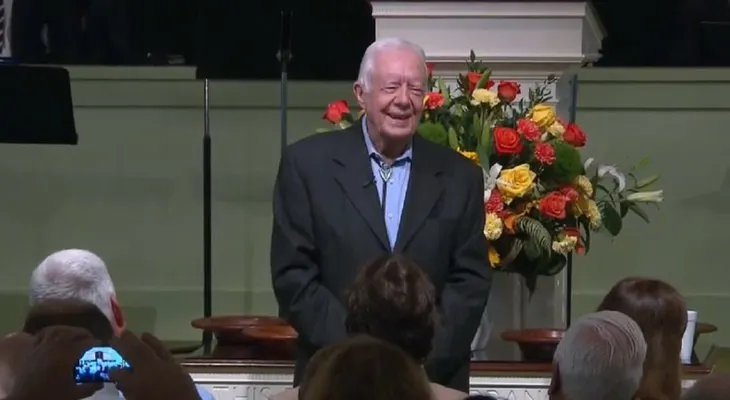 Multitudes acuden a escuchar enseñanzas de valentía en voz de Jimmy Carter