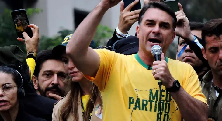 Flávio Bolsonaro reta a Lula a debatir en TV Globo a una semana de las elecciones en Brasil