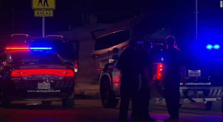 Una madre de Dallas le dispara a un presunto ladrón que se llevaba su auto... y a sus hijos