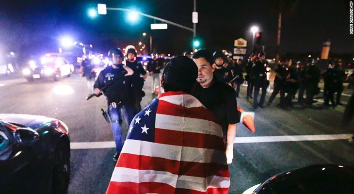 Detractores y simpatizantes de Trump se enfrentan tras un mitin en California