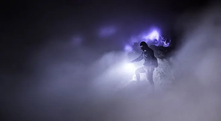 ¡Alucinante! El volcán azul que emite un maravilloso resplandor en la noche (Fotos)