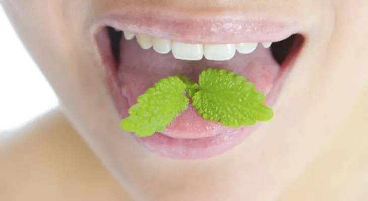 ¿El hilo dental realmente beneficia la salud bucal? 