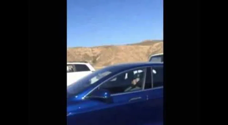 Se echa una siesta y su coche sigue moviéndose