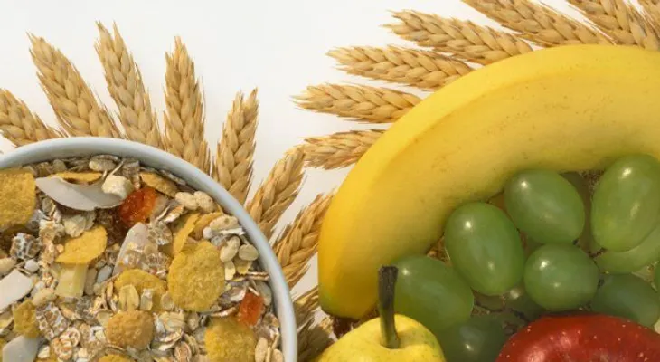 ¿Cómo debes alimentarte e hidratarte antes de una carrera?