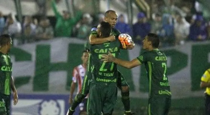 Un jugador del Chapecoense se enteró de que iba a ser papá antes de viajar a Colombia