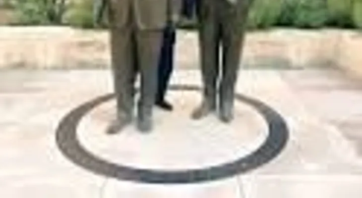 La foto de Bill Clinton escondida entre dos estatuas se hizo viral
