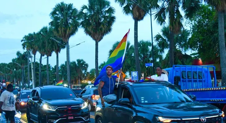 Decimonovena Caravana del Orgullo LGBTIQ+ culmina en el Parque Eugenio María de Hostos con colorido y reclamos de respeto
