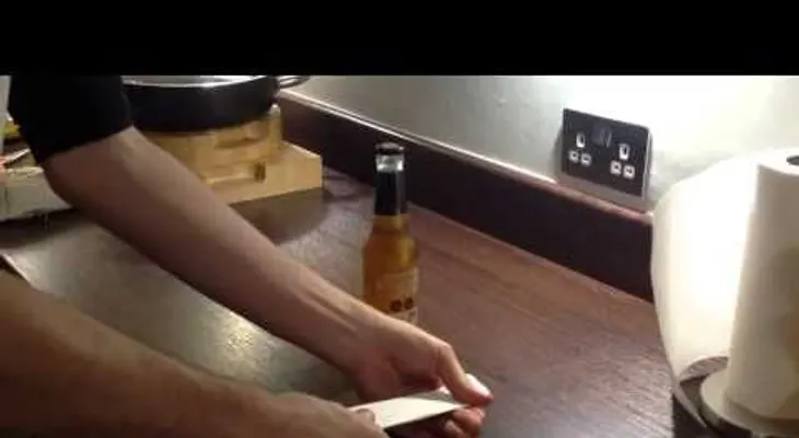 Video: cómo abrir una cerveza con una hoja de papel