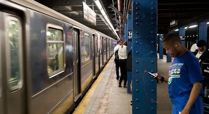Una niña muere atropellada por el metro de Nueva York cuando intentaba recuperar su teléfono