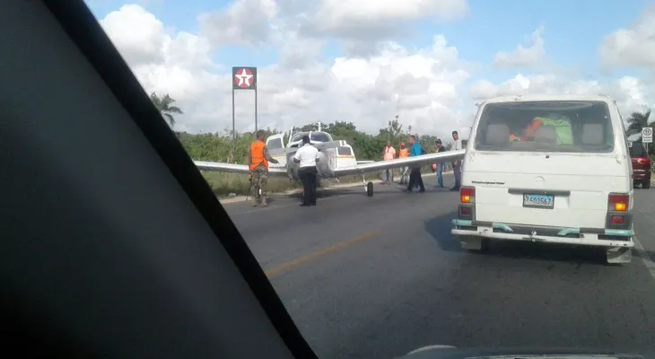 Avioneta aterriza de emergencia en carretera Uvero Alto; un motorista resulta herido