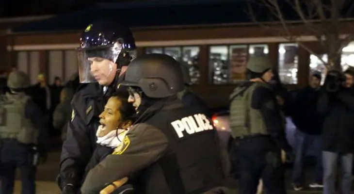 Manifestaciones en Ferguson dejan 16 arrestados 