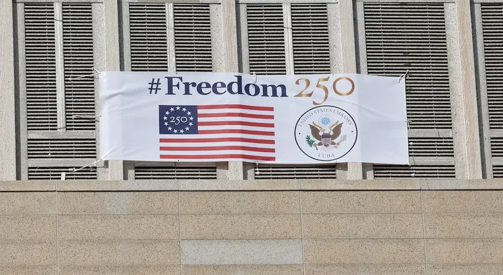 EE.UU. instala cartel de "Freedom 250" en su embajada en La Habana el día en que la ONU reduce el apoyo a Cuba contra el embargo