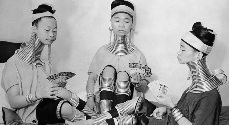 Las personas pagaban dinero por ver a estas mujeres jirafas en 1930. Entérate por qué