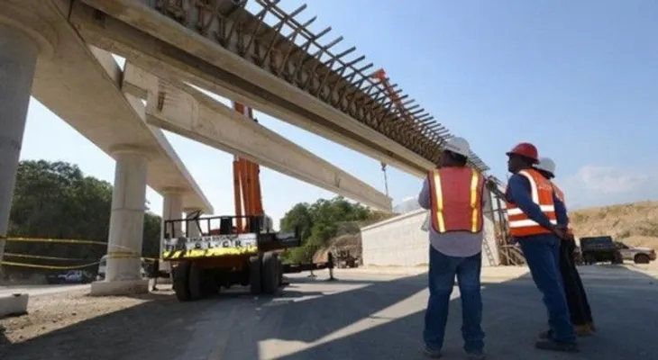 Obras Públicas concluye instalación vigas en autopista 6 de Noviembre