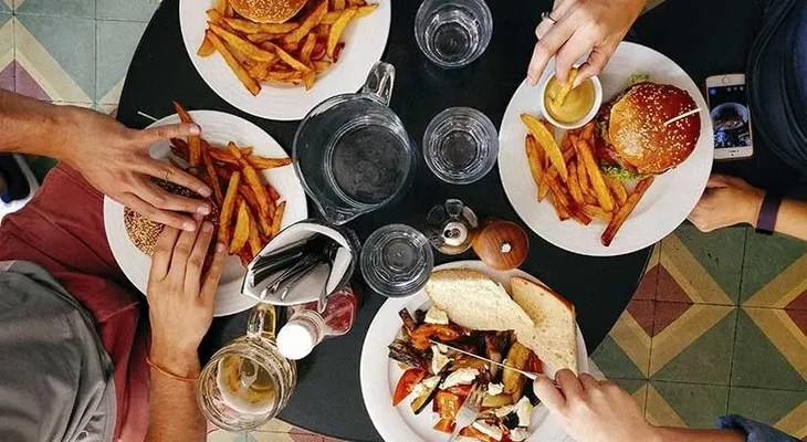 Las carnes aumentan el riesgo cáncer de intestino y estómago; abusar del azúcar te puede engordar 
