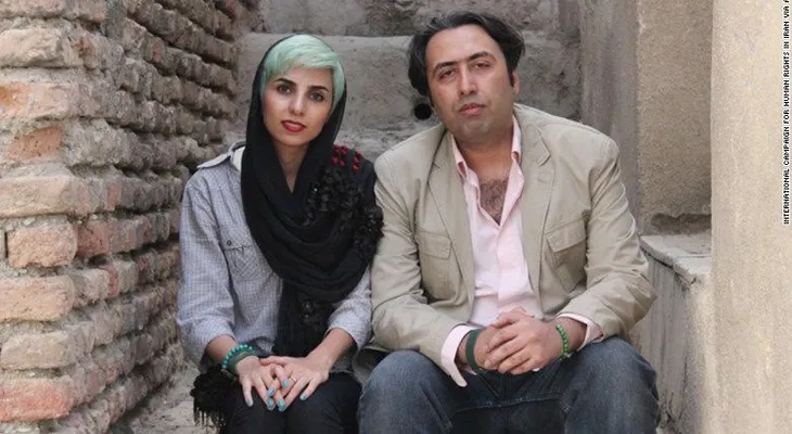 Poetas iraníes enfrentan azotes por darse la mano con personas del sexo opuesto