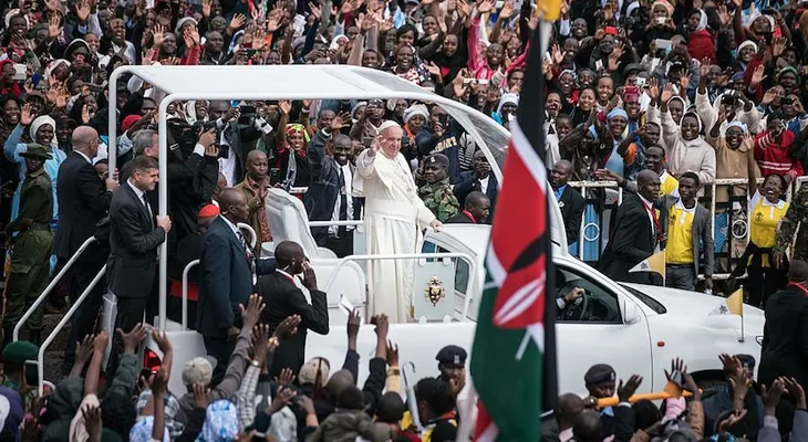 Una multitud asiste a la primera misa del papa Francisco en África