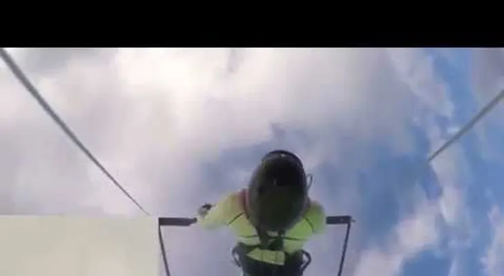 ¡Terror en las alturas! Deportista pierde el control de su ala delta en pleno vuelo (VIDEO)