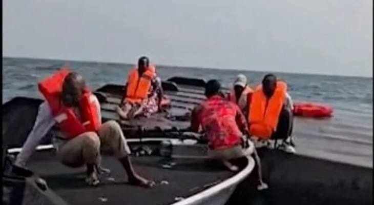 Al menos 15 muertos y 27 desaparecidos tras vuelco de ferri en un lago de Zimbabue