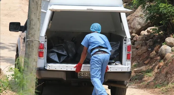 Hallan a 13 personas asesinadas a tiros en dos vehículos en Sinaloa