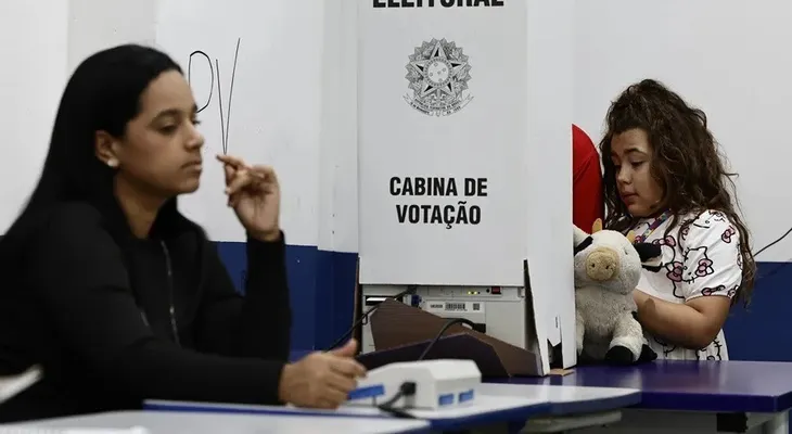 Cierran colegios electorales en Brasil y comienza conteo de votos