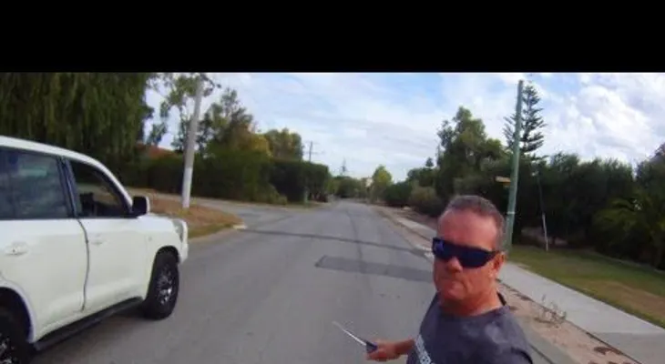 Duelo en la carretera: un conductor ataca a un ciclista con un cuchillo