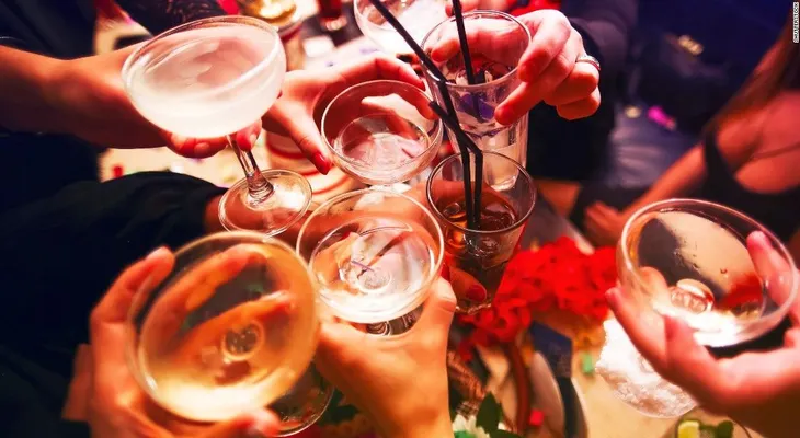 El alcohol afecta tu salud bucal y podría agravar el síndrome premenstrual