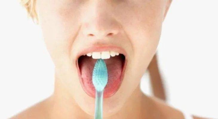 ¿Por qué es importante limpiar la lengua?