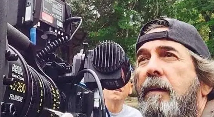  Muere Fernando Báez, productor de cine, tras su vehículo impactar con una vaca y sufrir un accidente 