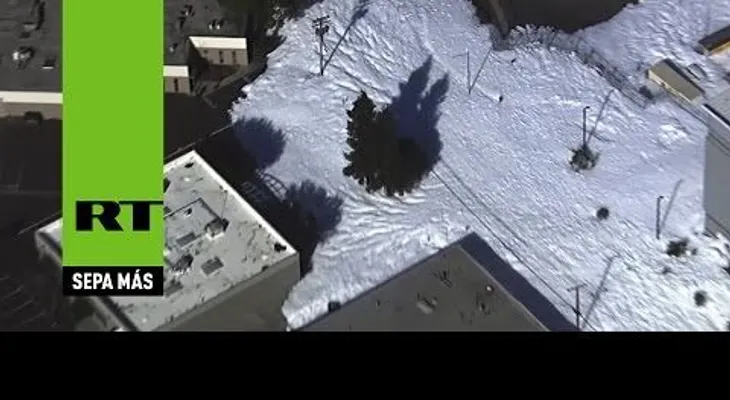 La extraña espuma que inunda una calle de California, en EEUU