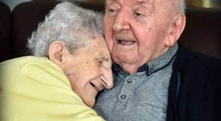  "Nunca dejas de ser madre". Mujer de 98 años, se muda a un asilo para cuidar a su hijo de 80