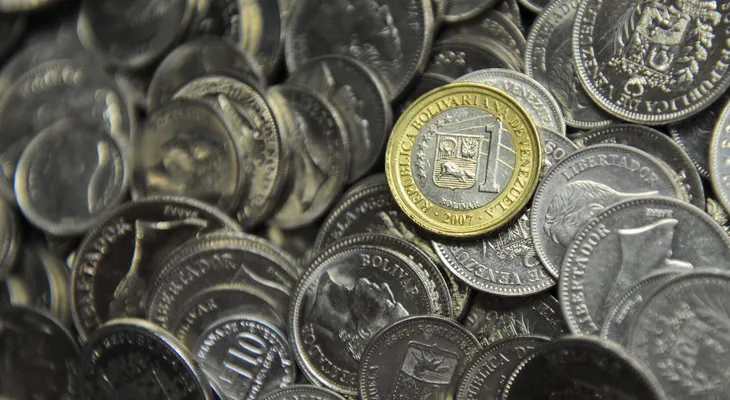"Una moneda sin valor": el bolívar en Venezuela está en caída libre