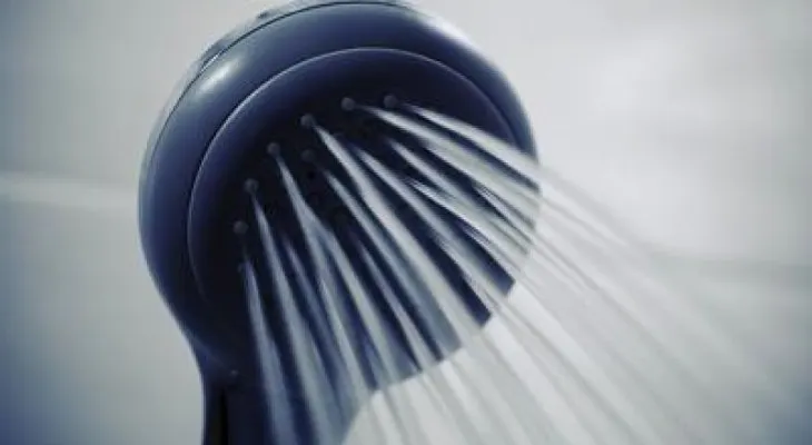 ¿Es mejor ducharse con agua fría o caliente?